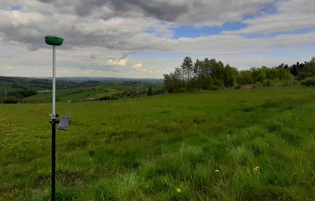 widok na góry w krynicy zdój podczas prac geodety