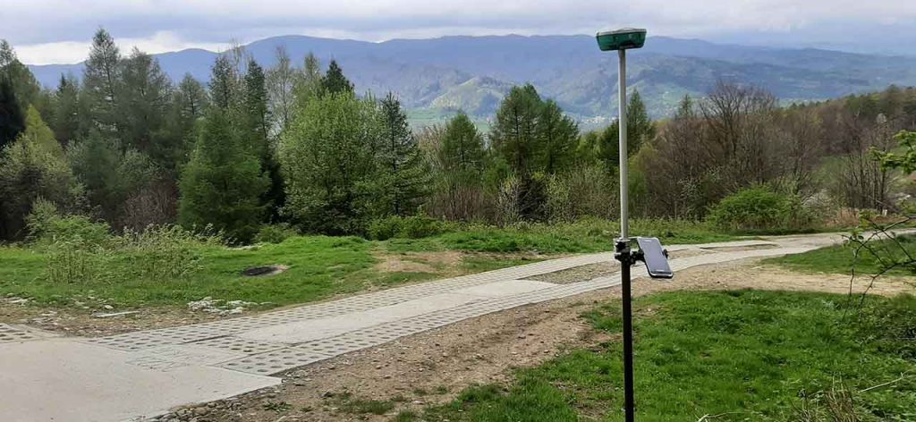 geodeta Albert Oleś podczas prac w Piwnicznej Zdrój